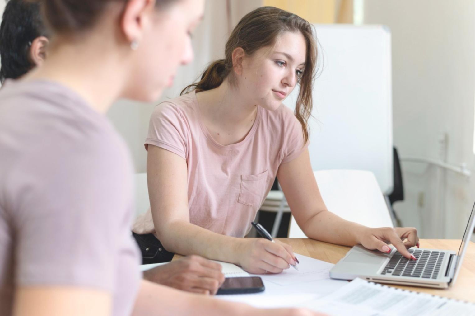 Momento di concentrazione durante una sessione di scrittura