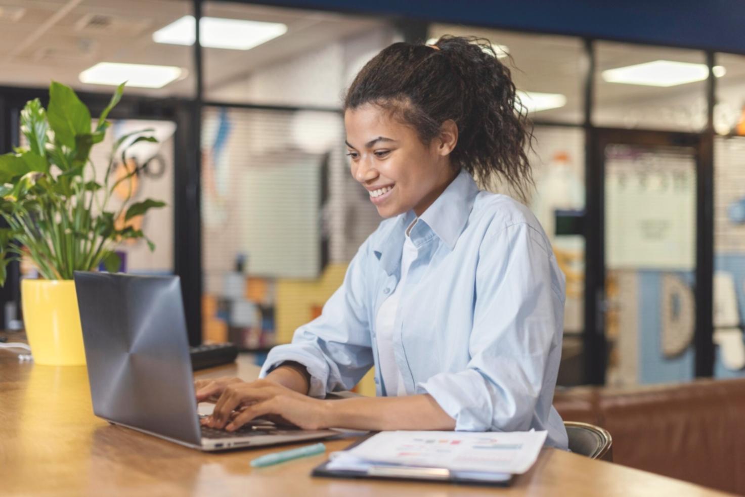 Spazio dedicato alla scrittura creativa con notebook e ambiente ispirazionale
