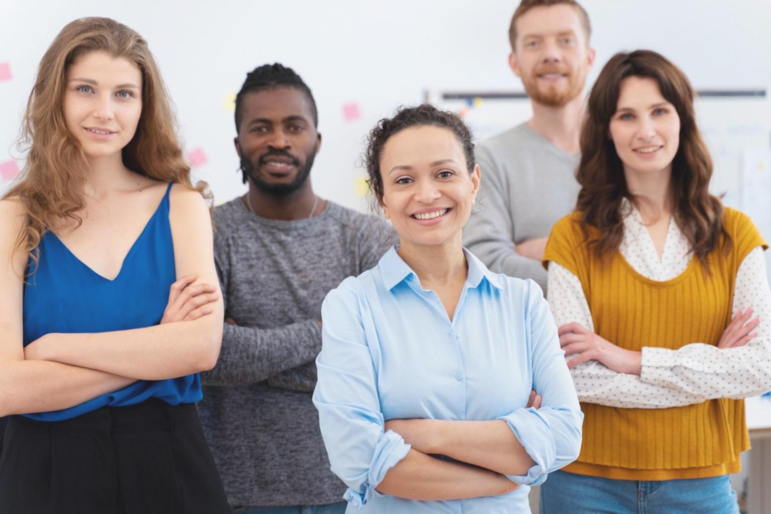 Fogli stampati con annotazioni a mano e evidenziazioni colorate sparse su un tavolo